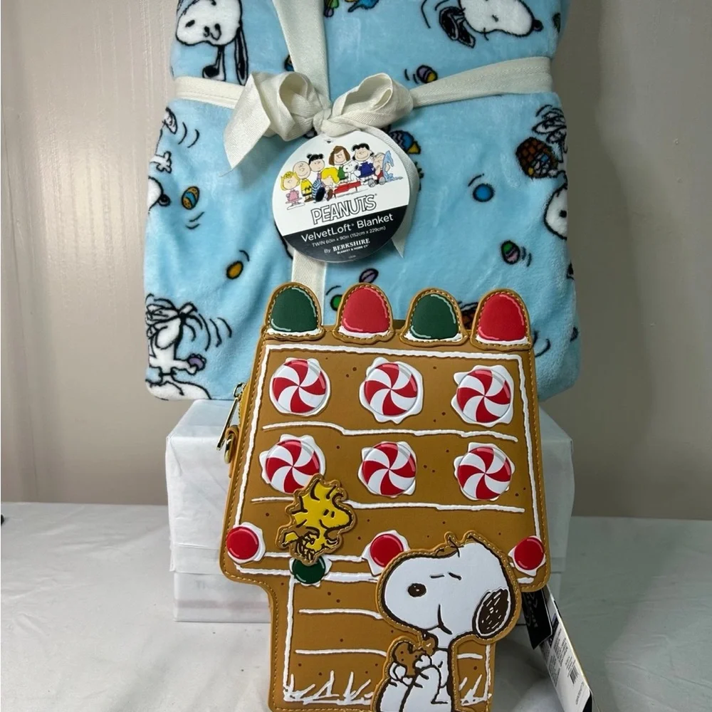 Berkshire Peanuts VelvetLoft Blanket and Snoopy House Bag